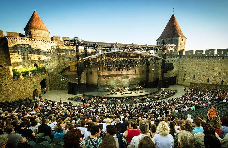 Le Festival d'Été à Carcassonne | <a class="cc16_b" target="_blank" rel="nofollow noopener noreferrer" href="http://www.flickr.com/photos/jibees/">Jean-Baptiste Bellet</a> / photo modifiée