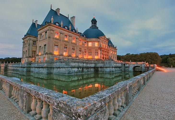 Terrains du Château Vaux-le-Vicomte illuminés par des bougies
