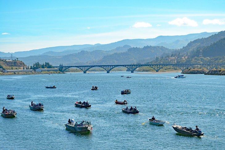 Barcos de pesca en el Río Rogue en Gold Beach