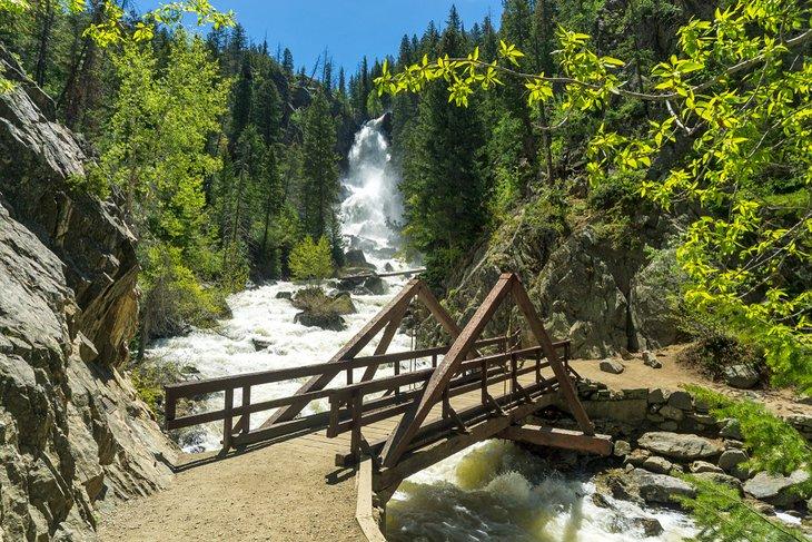 Eine Brücke über den Fluss bei Fish Creek Falls