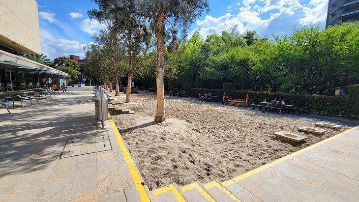 Parque descalzo frente al Museo del Agua EPM