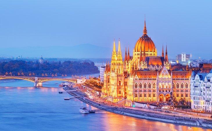 Bâtiment du Parlement et le Danube à Budapest