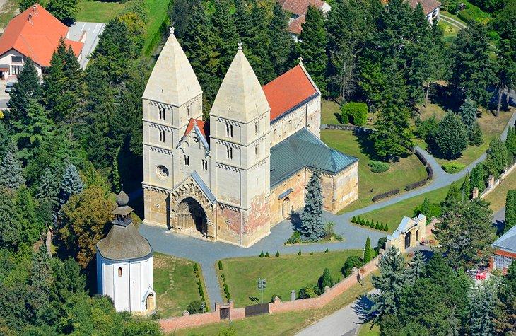 Vue aérienne de l'Église Saint-Georges, Ják