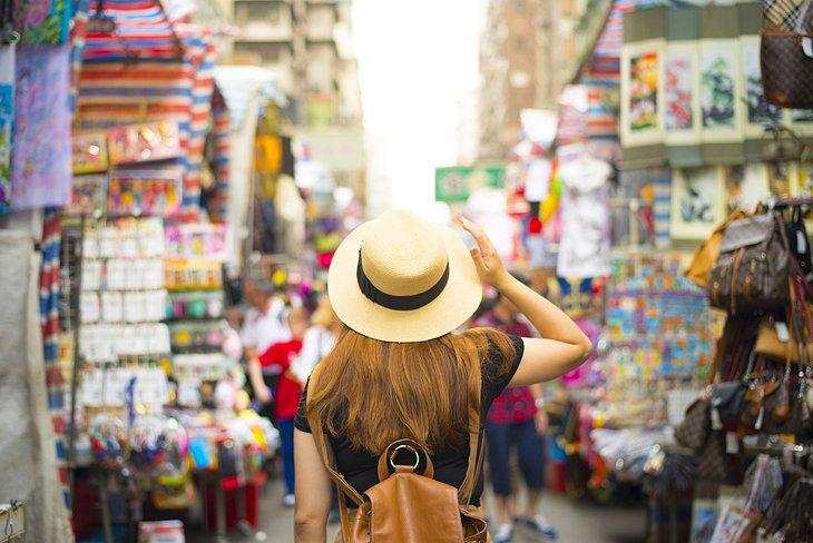 Mujer en un mercado callejero en Hong Kong