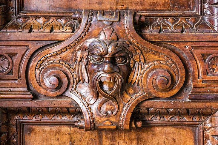 Puerta tallada en el Palacio de los Dogos
