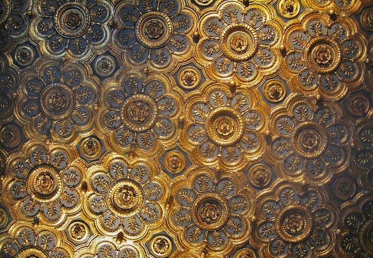 Plafond sculpté dans la Salle des Scarletti