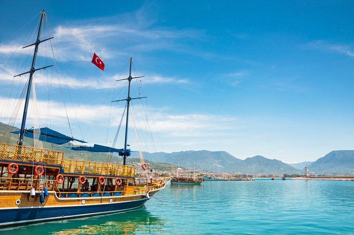 Barco de excursión en el puerto de Alanya
