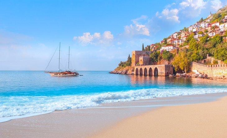 Vista del Tersane desde el extremo norte de la playa de Portakal
