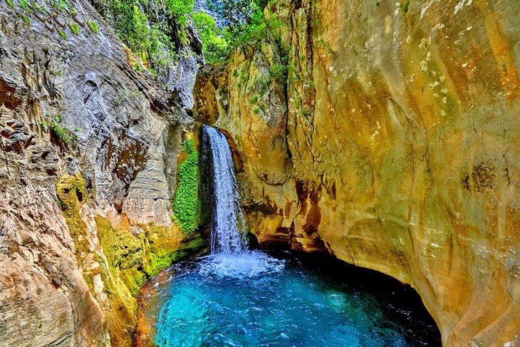 Cascada y poza de natación en el Cañón de Sapadere