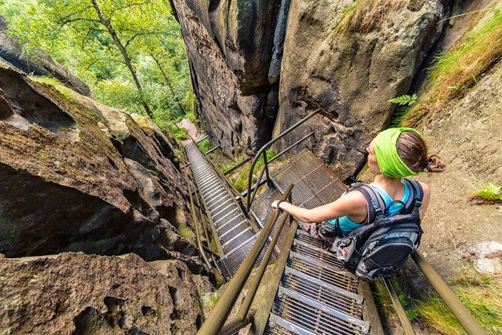 Senderista en escaleras empinadas en el Parque Nacional de Suiza Bohemia