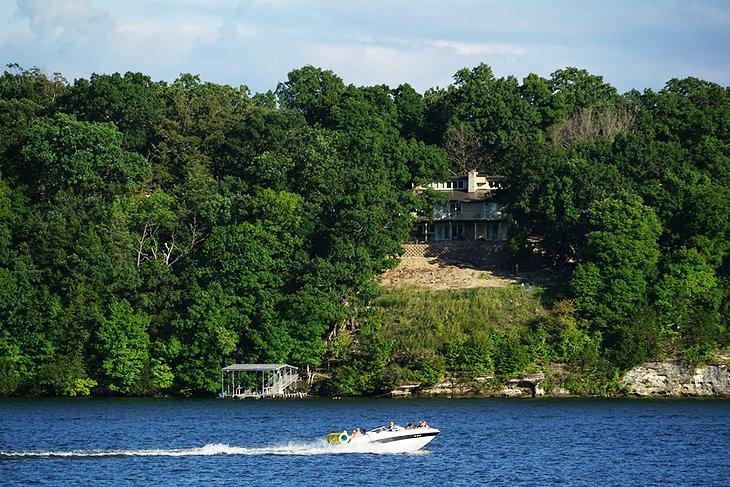 Barco en el Lago de los Ozarks