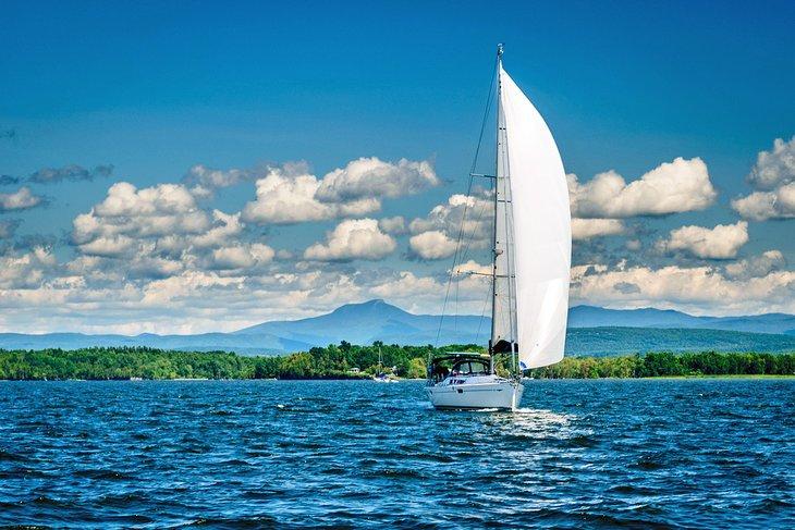 Voilier sur le lac Champlain