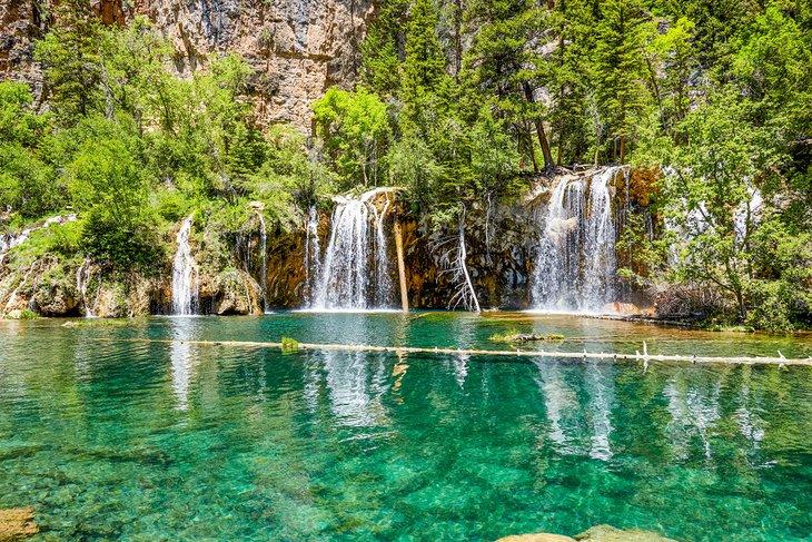 Cascades se déversant dans le lac Hanging