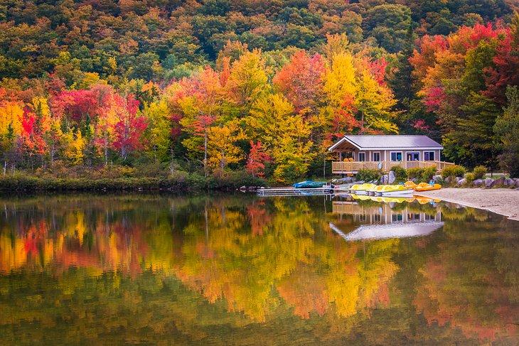 Maison de bateau et couleurs d'automne sur le lac Echo