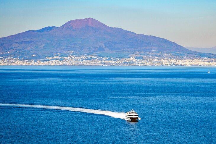 Ferry en el Golfo de Nápoles con el Monte Vesubio al fondo
