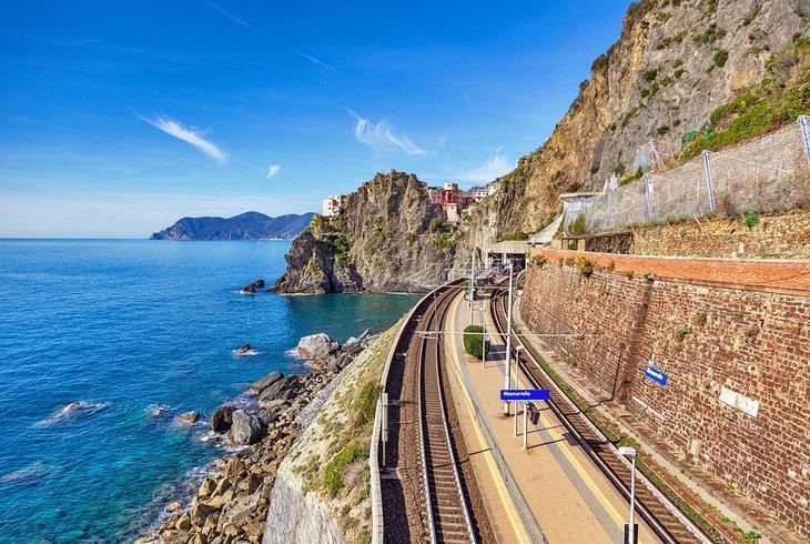 Estación de tren de Manarola en la costa de Cinque Terre