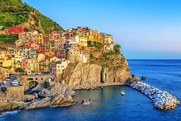 Puerto y el colorido pueblo de Vernazza, Cinque Terre
