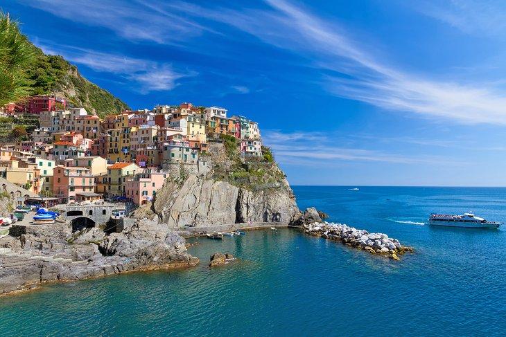 Ferry deslizándose junto al pueblo de Manarola, Cinque Terre