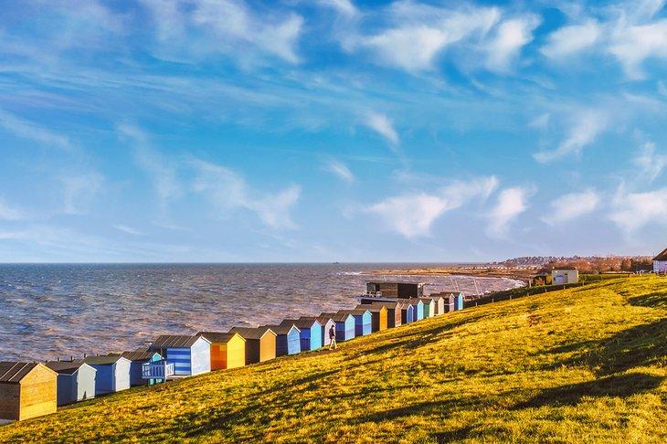 Farbenfrohe Strandhütten am Tankerton Beach