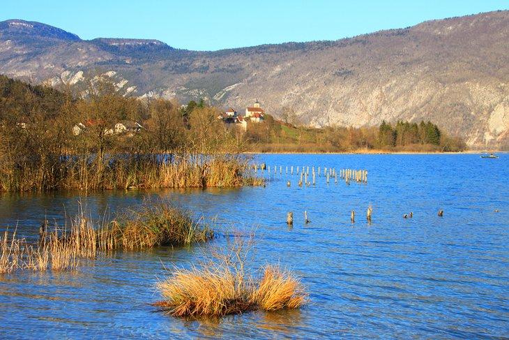 Luz dorada en el Lago Aiguebelette
