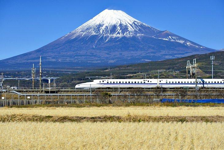 Tren Bala Shinkansen pasando junto al Monte Fuji