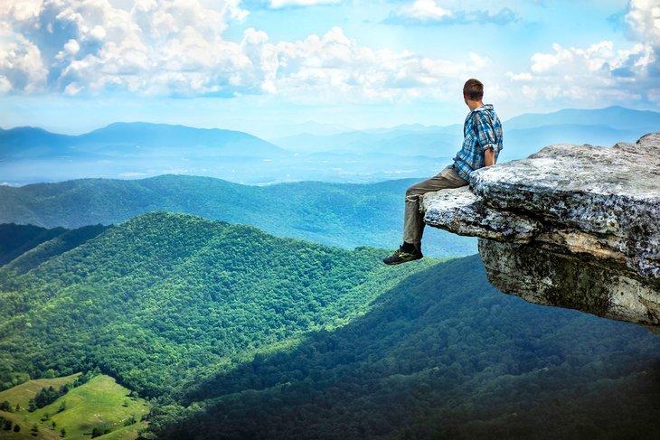 Senderista disfrutando de la vista desde McAfee Knob a lo largo del Appalachian Trail