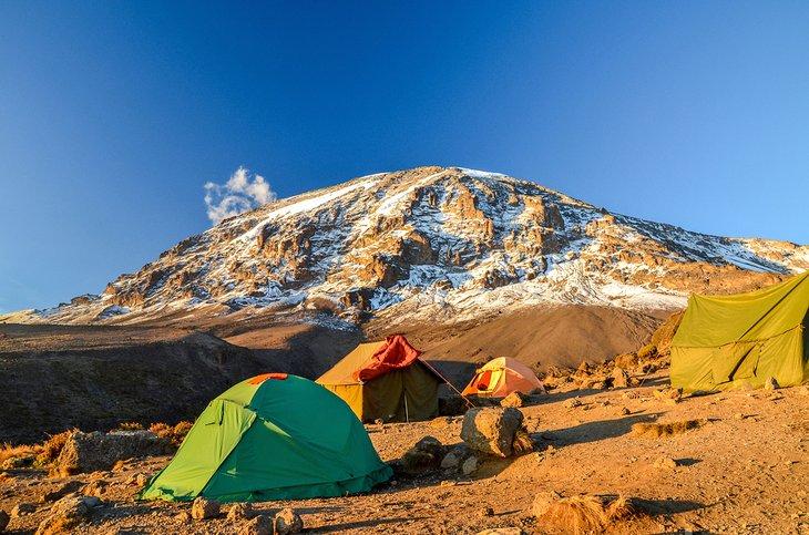 Tiendas en la caminata hacia el Monte Kilimanjaro