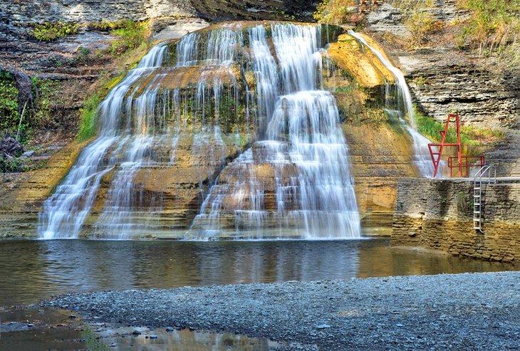 Cascadas Lower en el Parque Estatal Robert H. Treman cerca de Ithaca