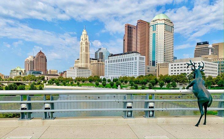 Skyline von Columbus von der Brücke mit Skulptur