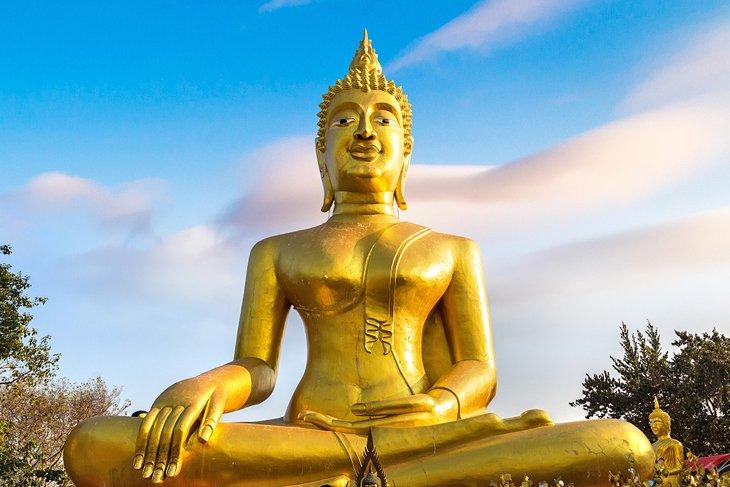 Der goldene Buddha im Wat Phra Yai Tempel in Pattaya