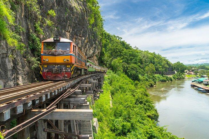 Zug auf der Brücke über den River Kwai