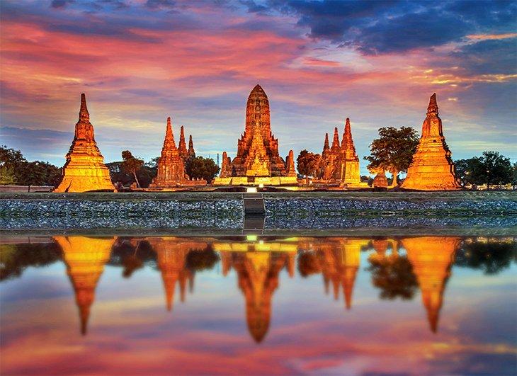 Wat Chaiwatthanaram bei Sonnenuntergang in Ayutthaya