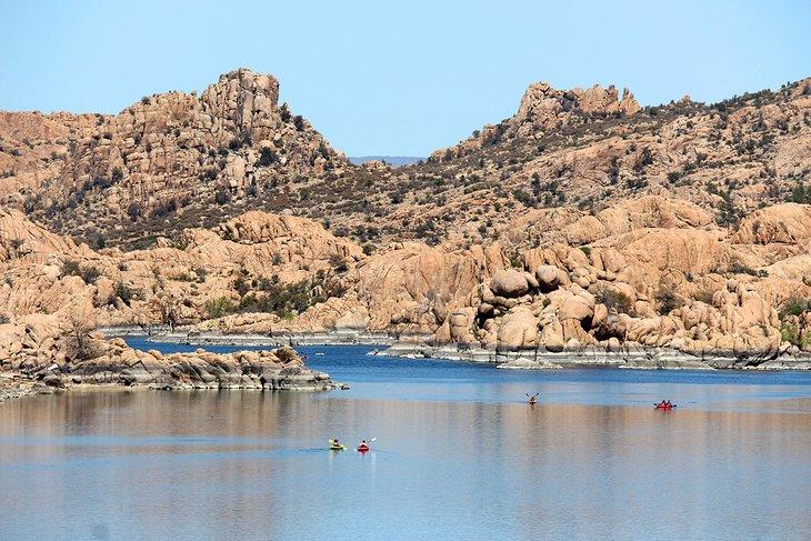 Kayakista en Watson Lake en Prescott