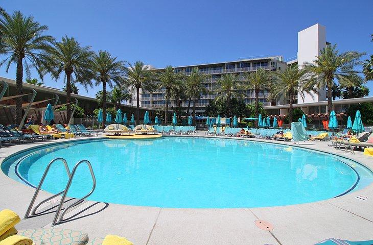 Una piscina en el Hotel Valley Ho