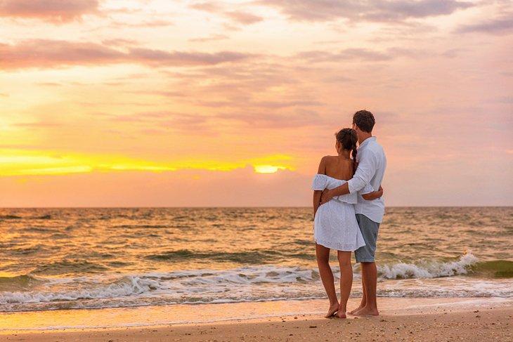 Pareja de luna de miel disfrutando del atardecer en Lover's Key