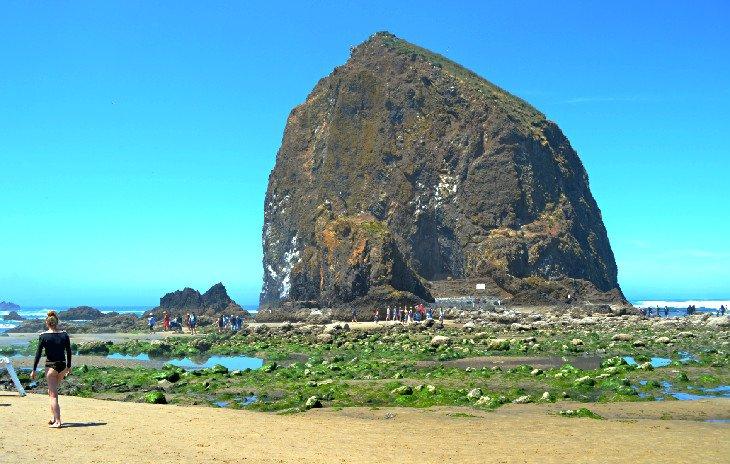 Haystack Rock am Cannon Beach bei Ebbe