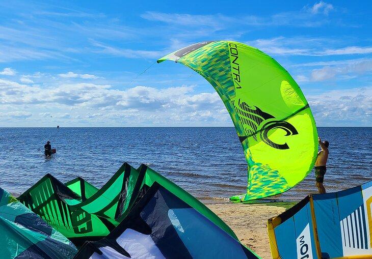 Lanzando una cometa en el área de uso diurno de Salvo en los Outer Banks.