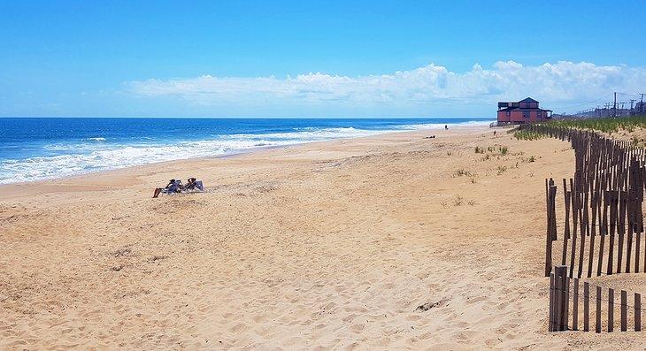 Un tramo tranquilo de playa cerca de Kitty Hawk