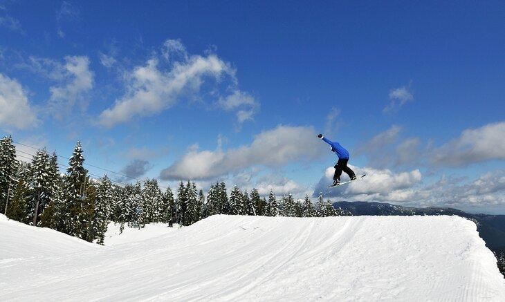Un snowboarder en Mount Seymour