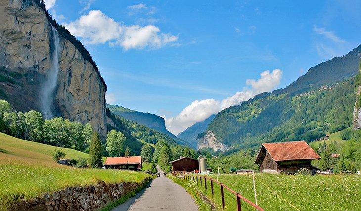 Sendero de senderismo en Lauterbrunnental
