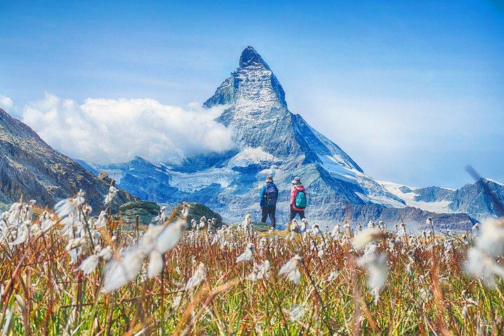 Pareja caminando frente al Matterhorn