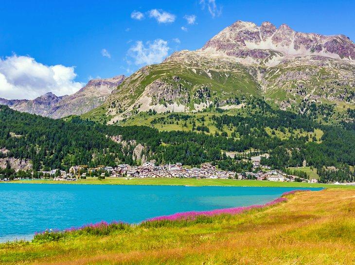 Vista del Lago de Silvaplana y del pueblo a lo largo de la Via Engiadina