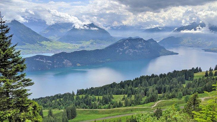 Vista del Lago de Lucerna desde el Sendero Panorama del Monte Rigi