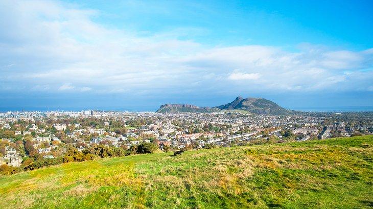 Vista desde Blackford Hill a la ciudad de Edimburgo y la montaña Arthur Seat