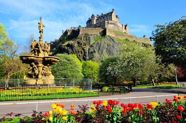 Castillo de Edimburgo sobre los Jardines de Princes Street