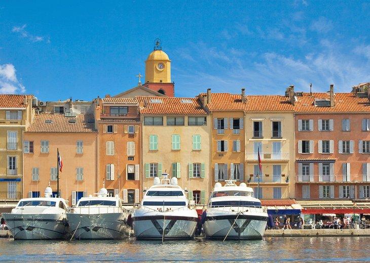Yachts dans le port de Saint-Tropez