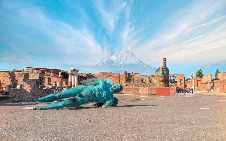 Estatuas en Pompeya con el Monte Vesubio a lo lejos