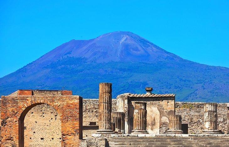 Monte Vesubio y las ruinas de la antigua ciudad de Pompeya