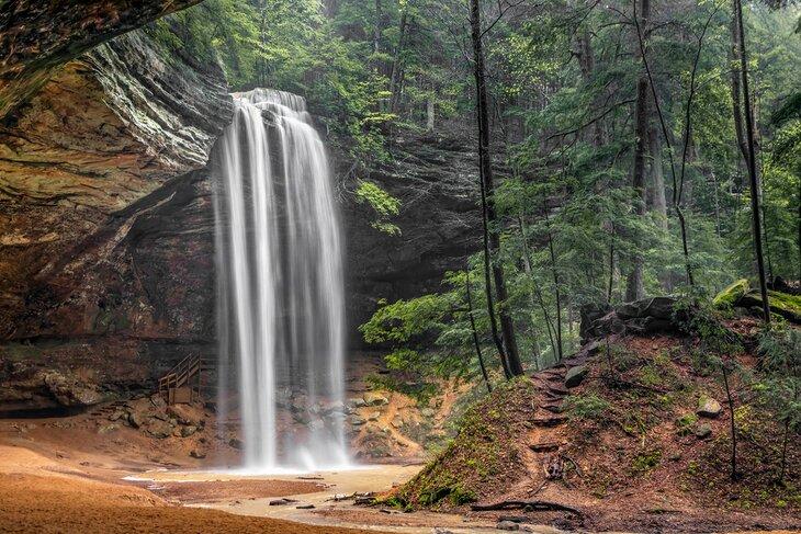 Cascada de Ash Cave en el Parque Estatal Hocking Hills, Ohio