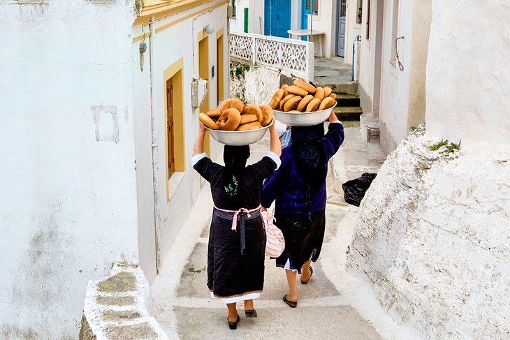 Mujeres llevando pan desde un horno comunal en Olympos, Isla de Kárpatos